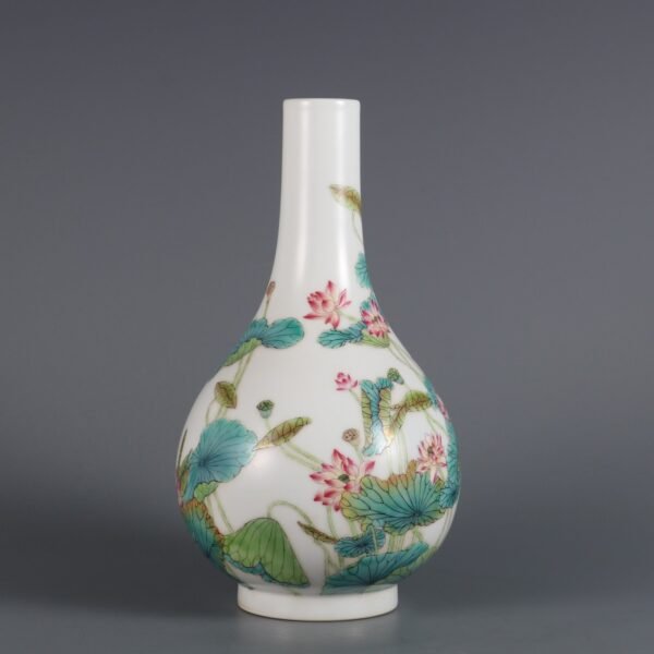 Enamel lotus pattern vase made in the Yongzheng period of the Qing Dynasty