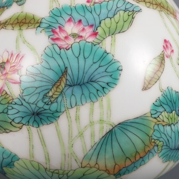 Enamel lotus pattern vase made in the Yongzheng period of the Qing Dynasty - Image 7