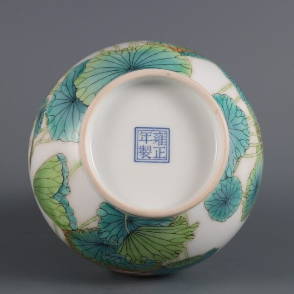 Enamel lotus pattern vase made in the Yongzheng period of the Qing Dynasty - Image 8