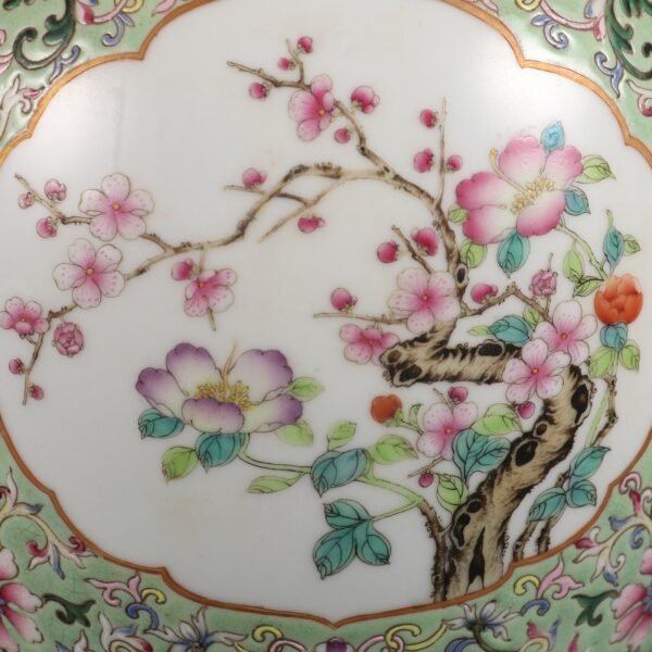 Qing Dynasty Qianlong period green ground famille rose passionflower flower pattern - Image 5