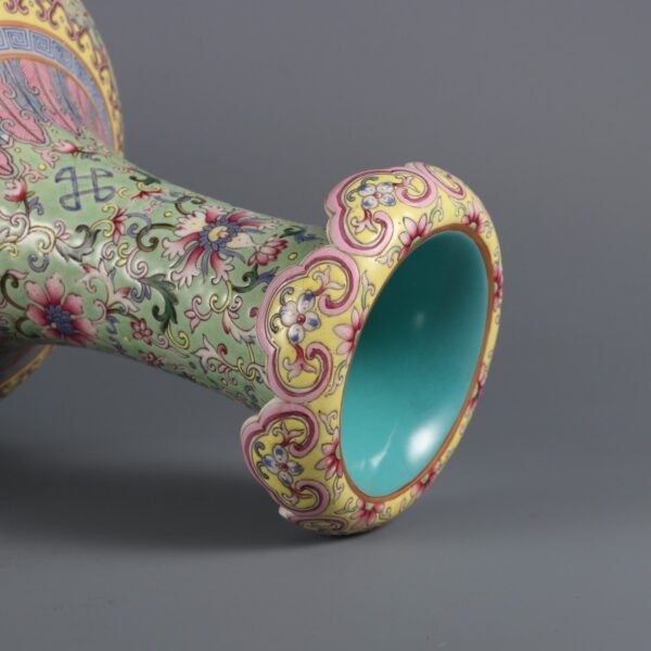Qing Dynasty Qianlong period green ground famille rose passionflower flower pattern - Image 6