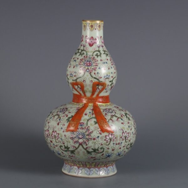 Qing Dynasty Jiaqing Bean Green Glaze and Pastel Passionflower Pattern Ribbon Gourd Vase