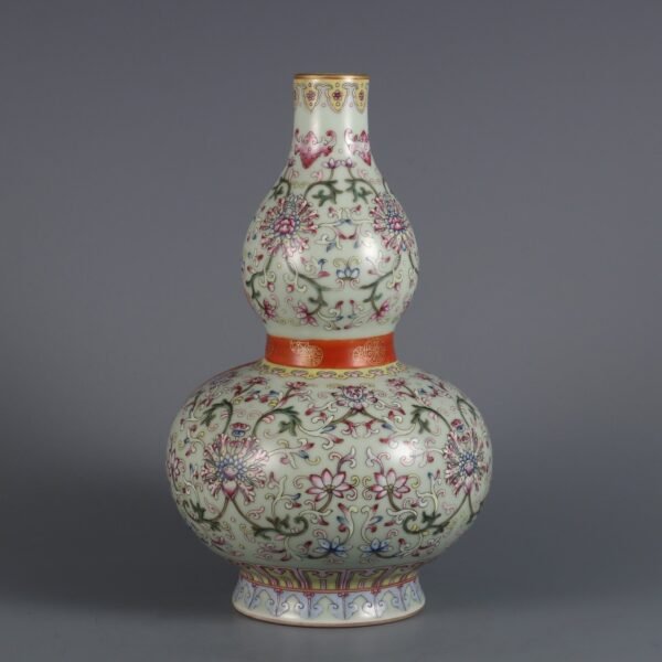 Qing Dynasty Jiaqing Bean Green Glaze and Pastel Passionflower Pattern Ribbon Gourd Vase - Image 2