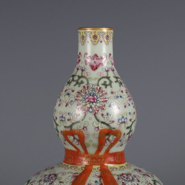 Qing Dynasty Jiaqing Bean Green Glaze and Pastel Passionflower Pattern Ribbon Gourd Vase - Image 3