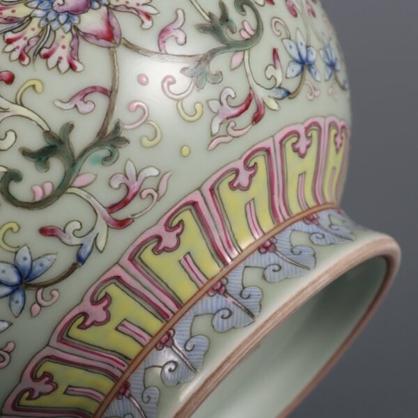 Qing Dynasty Jiaqing Bean Green Glaze and Pastel Passionflower Pattern Ribbon Gourd Vase - Image 4