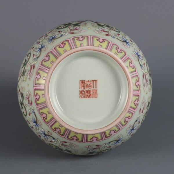 Qing Dynasty Jiaqing Bean Green Glaze and Pastel Passionflower Pattern Ribbon Gourd Vase - Image 7