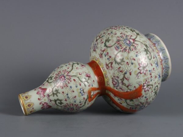 Qing Dynasty Jiaqing Bean Green Glaze and Pastel Passionflower Pattern Ribbon Gourd Vase - Image 8