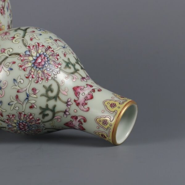 Qing Dynasty Jiaqing Bean Green Glaze and Pastel Passionflower Pattern Ribbon Gourd Vase - Image 9