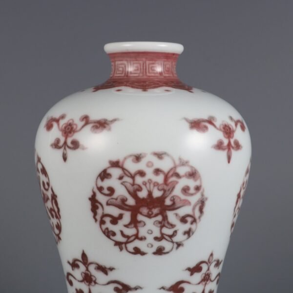 Qing Dynasty Qianlong period underglaze red flower pattern plum vase - Image 5