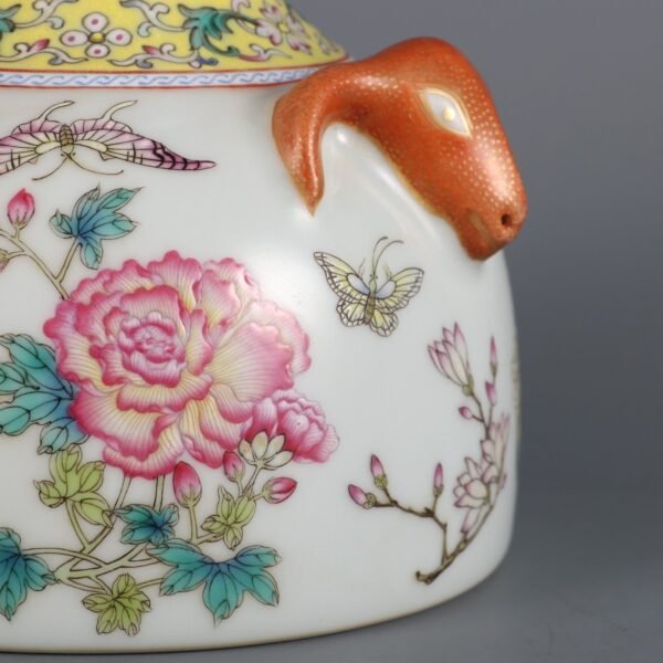 Qing Dynasty Qianlong Period Famille Rose Butterfly Pattern Hollow Sheep Head Vase - Image 6