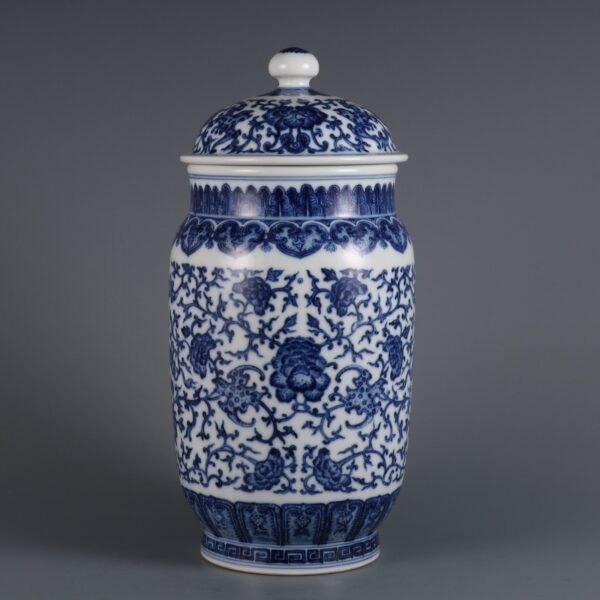 Qing Dynasty Qianlong period blue and white coiled blessing pattern jar - Image 5