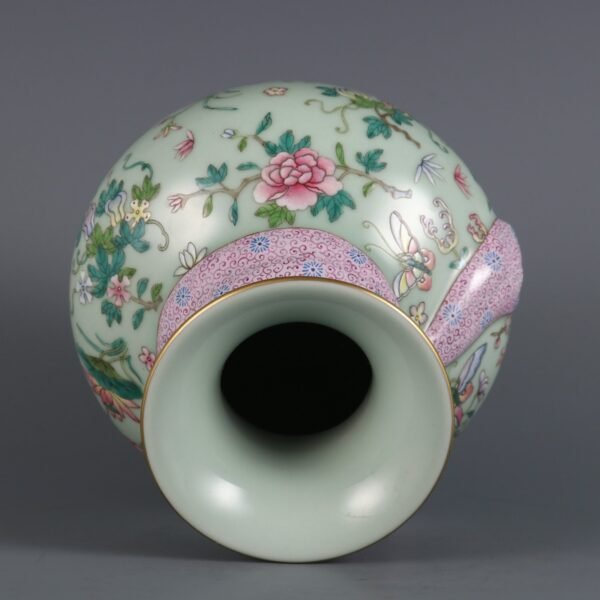 Qing Dynasty Qianlong period bean green glaze with pink butterfly pattern ribbon pomegranate vase - Image 3