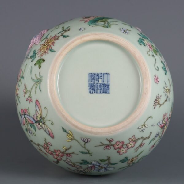 Qing Dynasty Qianlong period bean green glaze with pink butterfly pattern ribbon pomegranate vase - Image 4