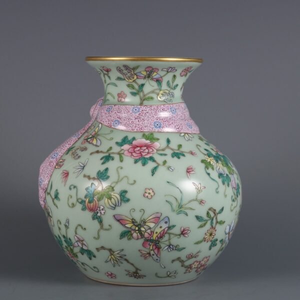 Qing Dynasty Qianlong period bean green glaze with pink butterfly pattern ribbon pomegranate vase - Image 2