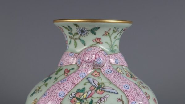Qing Dynasty Qianlong period bean green glaze with pink butterfly pattern ribbon pomegranate vase - Image 6