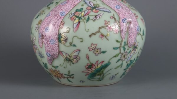 Qing Dynasty Qianlong period bean green glaze with pink butterfly pattern ribbon pomegranate vase - Image 7