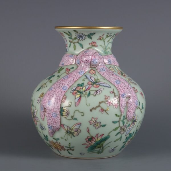 Qing Dynasty Qianlong period bean green glaze with pink butterfly pattern ribbon pomegranate vase