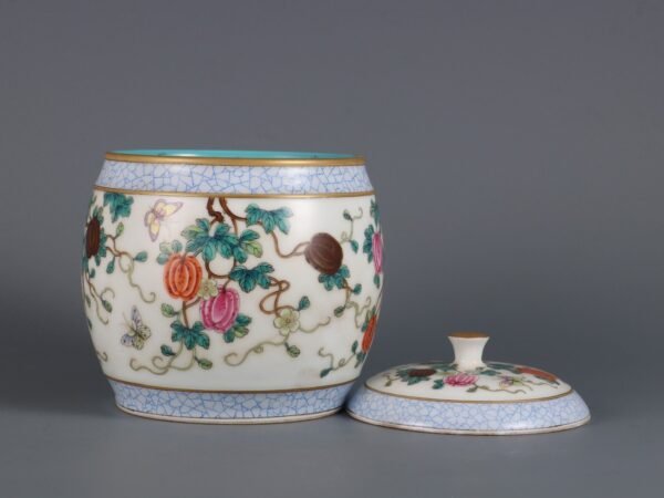 Qing Dynasty Qianlong period powder colored melon and butterfly tea can - Image 3