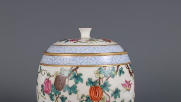 Qing Dynasty Qianlong period powder colored melon and butterfly tea can - Image 5