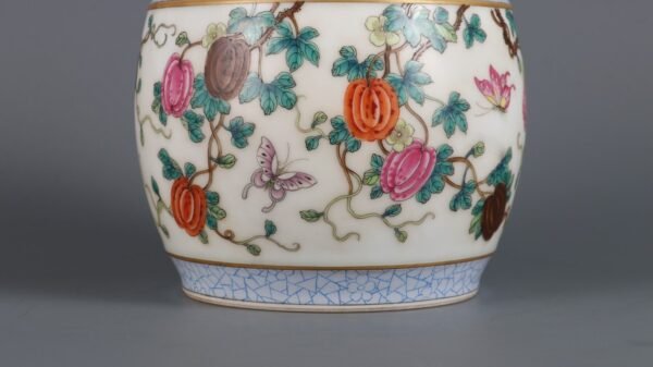 Qing Dynasty Qianlong period powder colored melon and butterfly tea can - Image 6