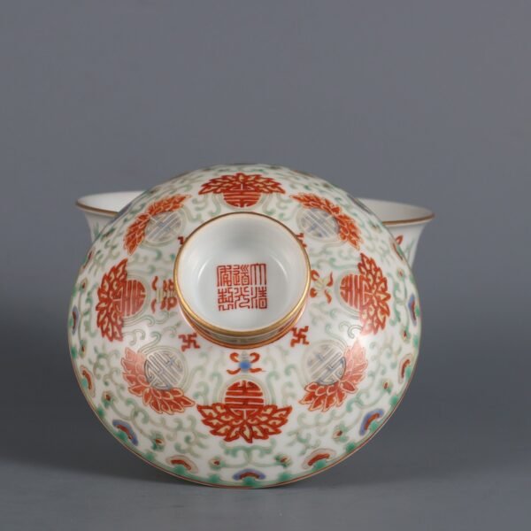 lotus-supported longevity-patterned lidded bowl made in the Daoguang reign of the Qing Dynasty - Image 2