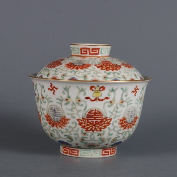 lotus-supported longevity-patterned lidded bowl made in the Daoguang reign of the Qing Dynasty - Image 3