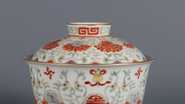 lotus-supported longevity-patterned lidded bowl made in the Daoguang reign of the Qing Dynasty - Image 4