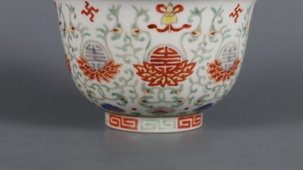 lotus-supported longevity-patterned lidded bowl made in the Daoguang reign of the Qing Dynasty - Image 6