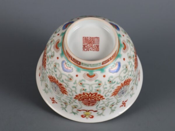 lotus-supported longevity-patterned lidded bowl made in the Daoguang reign of the Qing Dynasty - Image 7