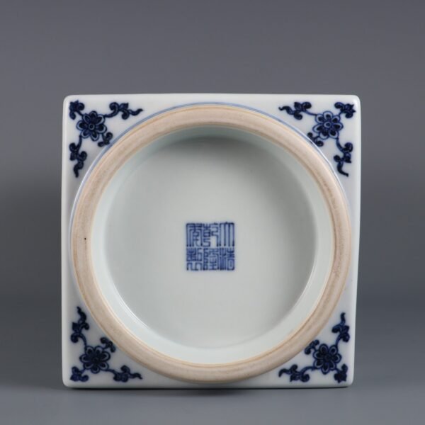 Brown vase with blue and white and pink figures, made in the Qianlong period of the Qing Dynasty - Image 8