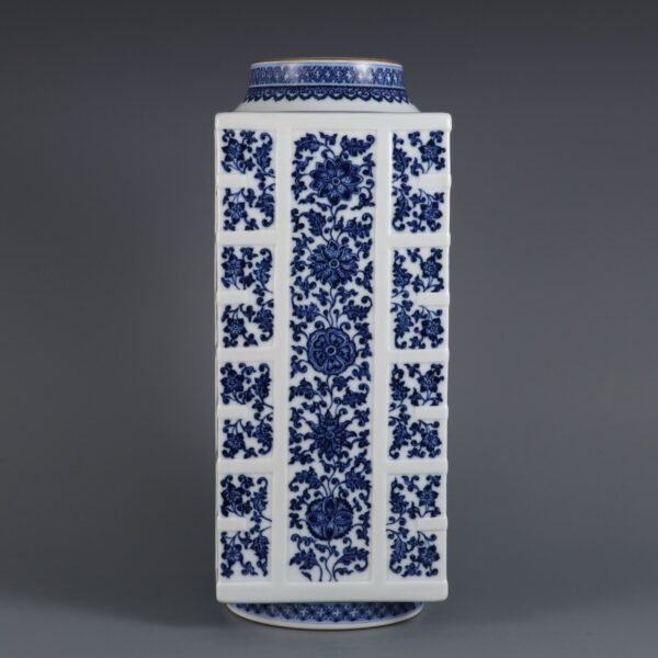 Brown vase with blue and white and pink figures, made in the Qianlong period of the Qing Dynasty - Image 4
