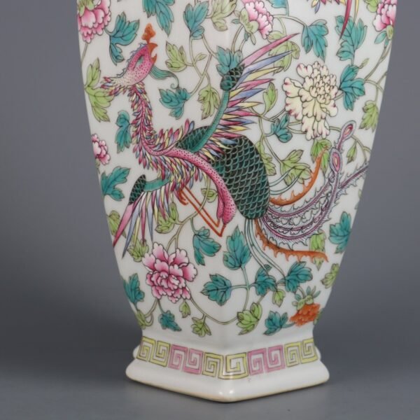 Qing Dynasty Qianlong period blue and white with pink enamel dragon and phoenix square rhombus vase - Image 3