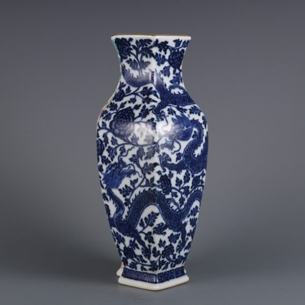 Qing Dynasty Qianlong period blue and white with pink enamel dragon and phoenix square rhombus vase - Image 4