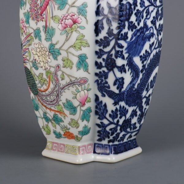 Qing Dynasty Qianlong period blue and white with pink enamel dragon and phoenix square rhombus vase - Image 8