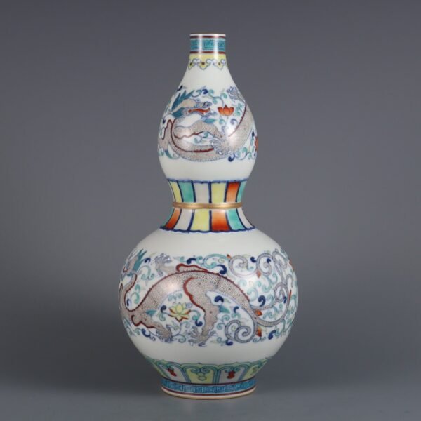 dragon gourd vase made in the Qianlong period of the Qing Dynasty
