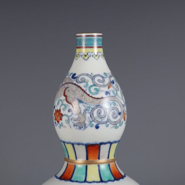 dragon gourd vase made in the Qianlong period of the Qing Dynasty - Image 3