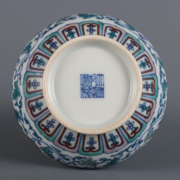Doucai Lotus Pattern Garlic Vase Made in the Qianlong Period of the Qing Dynasty - Image 9