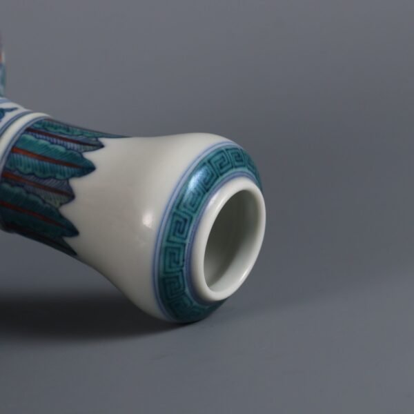 Doucai Lotus Pattern Garlic Vase Made in the Qianlong Period of the Qing Dynasty - Image 3