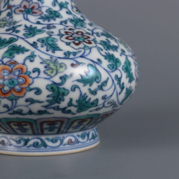 Doucai Lotus Pattern Garlic Vase Made in the Qianlong Period of the Qing Dynasty - Image 4