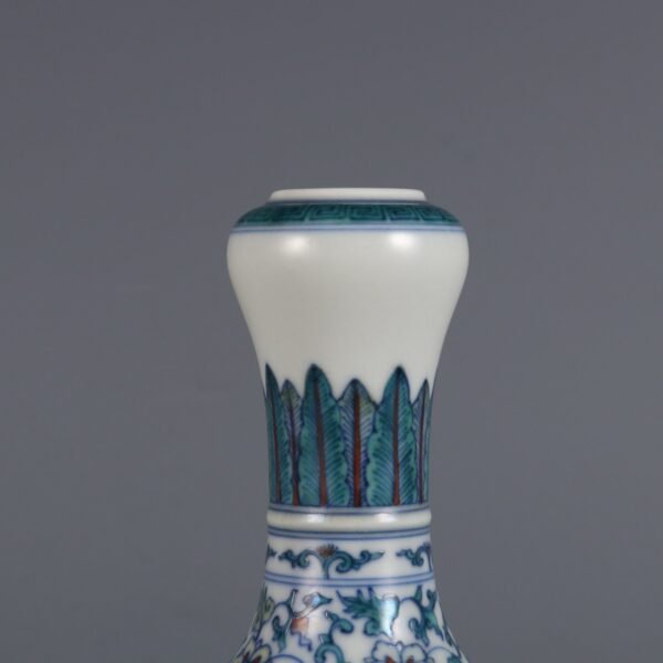 Doucai Lotus Pattern Garlic Vase Made in the Qianlong Period of the Qing Dynasty - Image 5