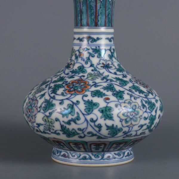 Doucai Lotus Pattern Garlic Vase Made in the Qianlong Period of the Qing Dynasty - Image 6