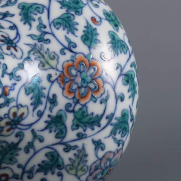 Doucai Lotus Pattern Garlic Vase Made in the Qianlong Period of the Qing Dynasty - Image 7