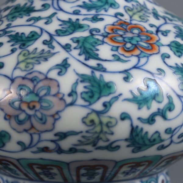 Doucai Lotus Pattern Garlic Vase Made in the Qianlong Period of the Qing Dynasty - Image 8