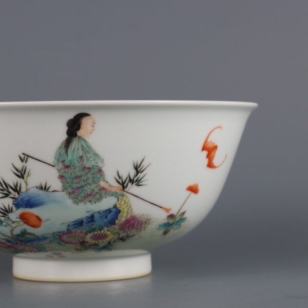 Qing Dynasty Qianlong period pastel figure and flower pattern palace bowl - Image 4