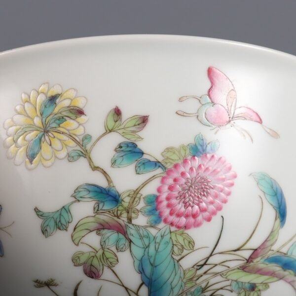 Qing Dynasty Qianlong period pastel figure and flower pattern palace bowl - Image 5