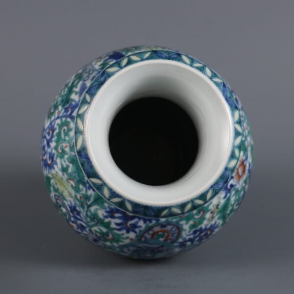 Doucai dragon with lotus vase made in the Qianlong period of the Qing Dynasty - Image 3