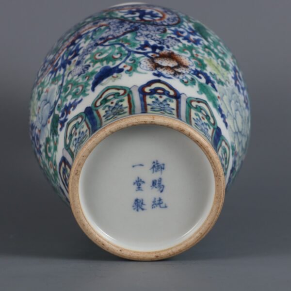 Doucai dragon with lotus vase made in the Qianlong period of the Qing Dynasty - Image 8