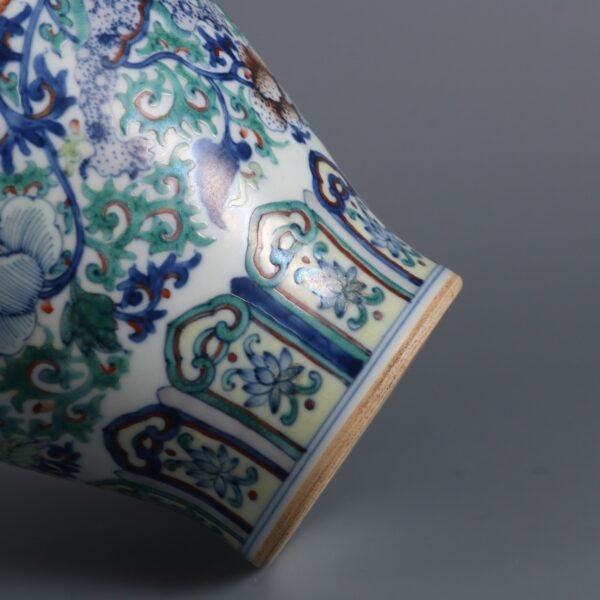 Doucai dragon with lotus vase made in the Qianlong period of the Qing Dynasty - Image 4