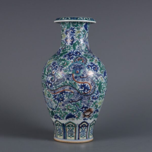 Doucai dragon with lotus vase made in the Qianlong period of the Qing Dynasty - Image 2
