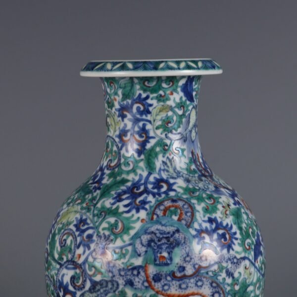 Doucai dragon with lotus vase made in the Qianlong period of the Qing Dynasty - Image 5